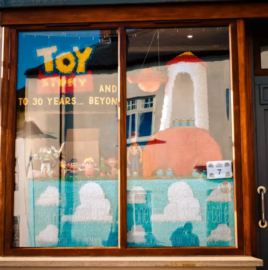 Shop window display with a Toy Story theme and a lighthouse